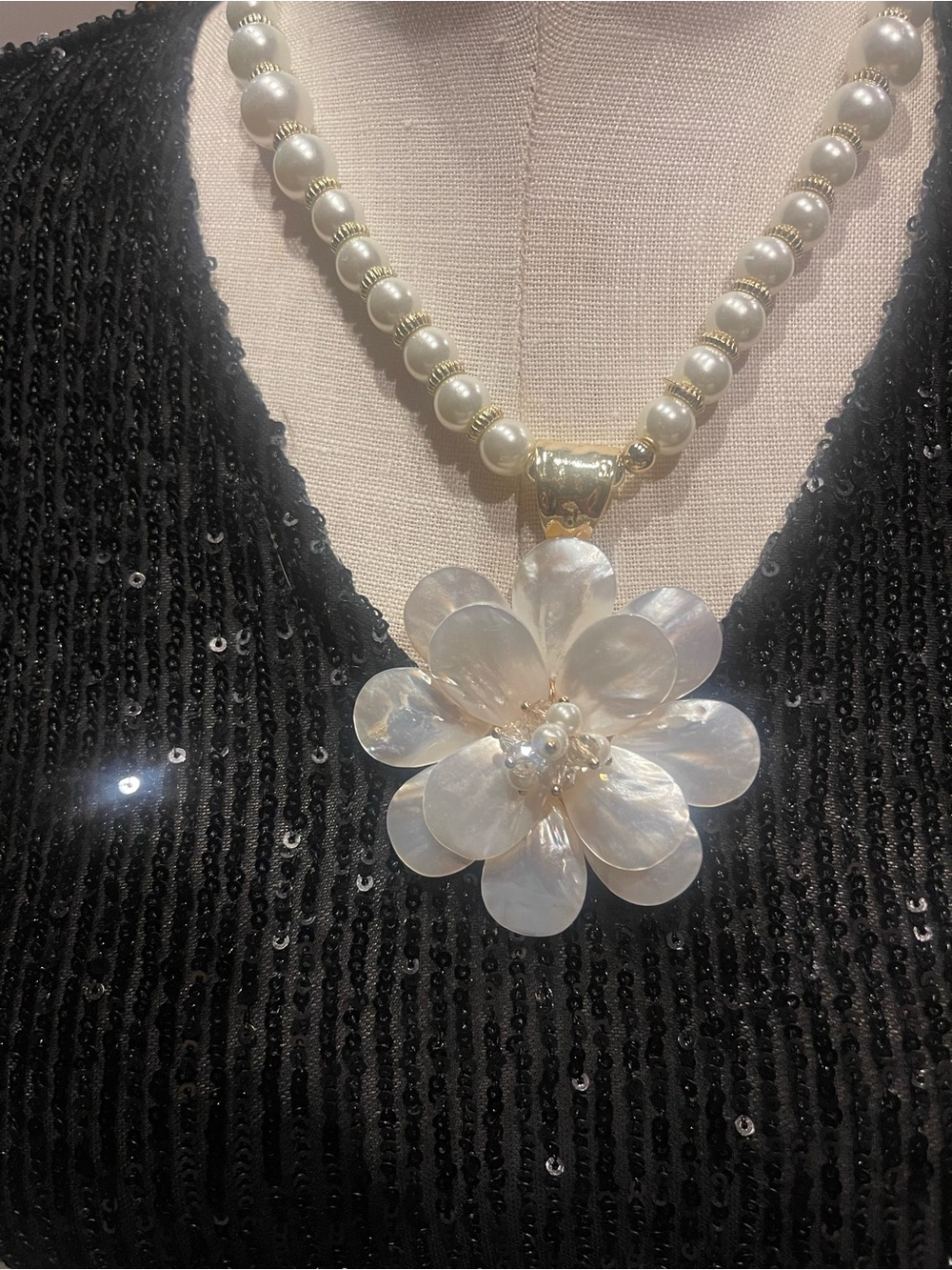 Lustrous White Pearl Bead Necklace with Mother-of-Pearl Flower Pendant
